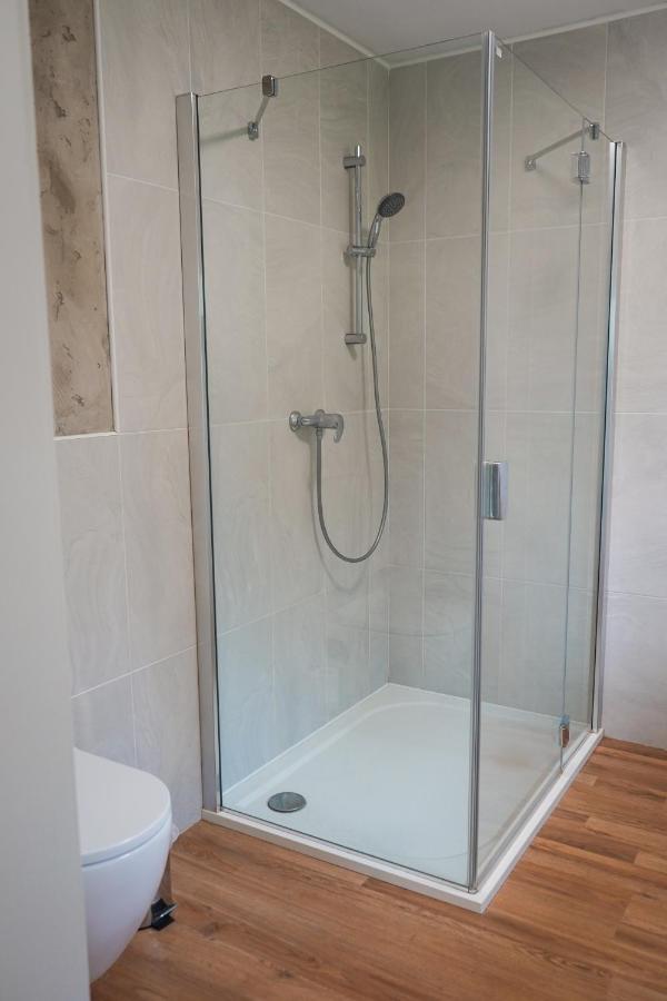 Vila Vekose - Apartman S Terasou A Zahradou Hradec Králové Extérieur photo