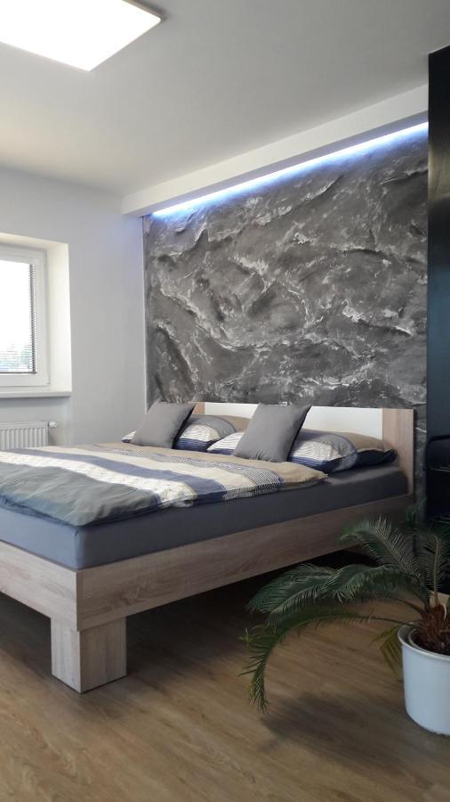 Vila Vekose - Apartman S Terasou A Zahradou Hradec Králové Extérieur photo