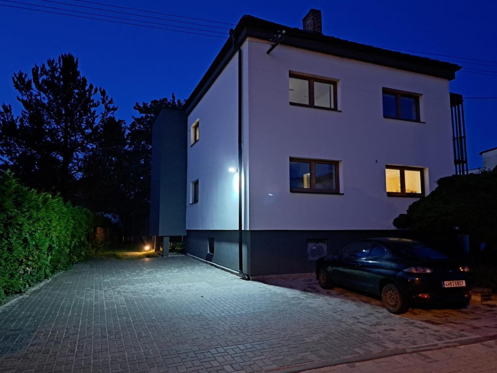 Vila Vekose - Apartman S Terasou A Zahradou Hradec Králové Extérieur photo
