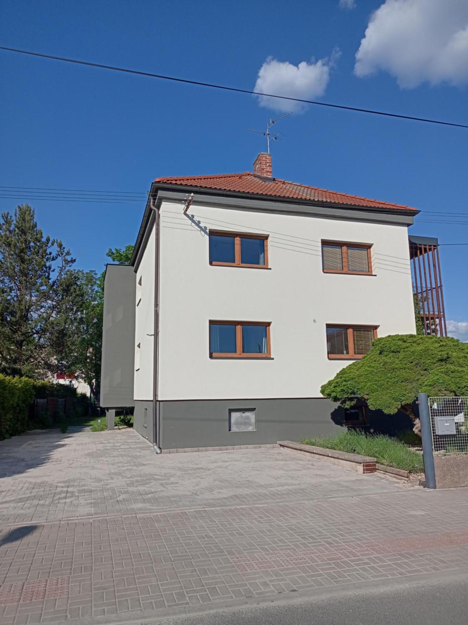 Vila Vekose - Apartman S Terasou A Zahradou Hradec Králové Extérieur photo